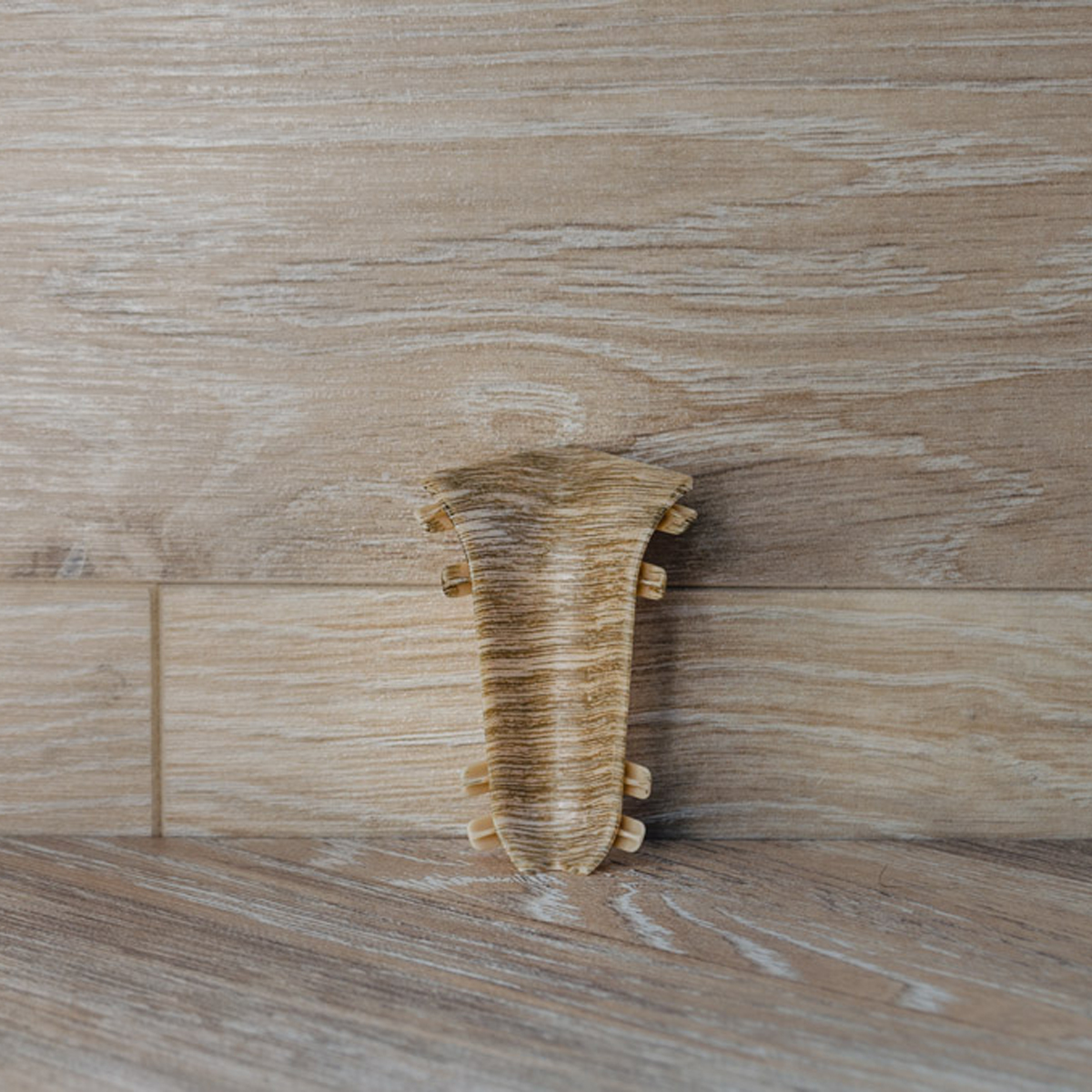 Угол внутренний для плинтуса 55мм "Идеал Классик", 208 Дуб мокко