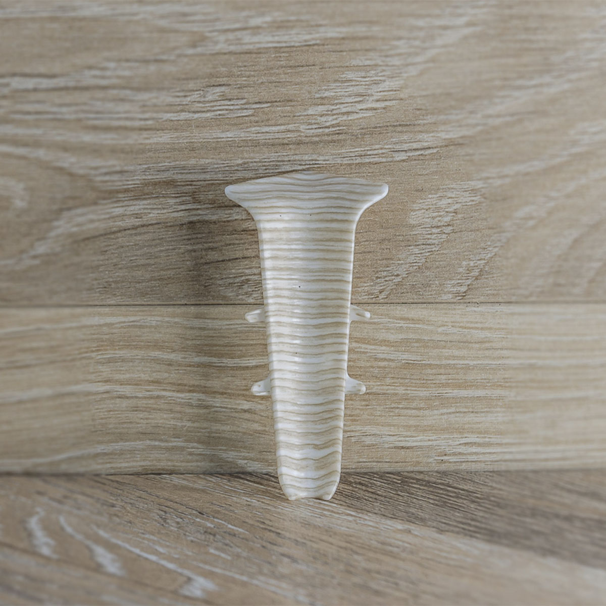 Угол внутренний для плинтуса 70мм "Деконика", 255 Ясень бьянко