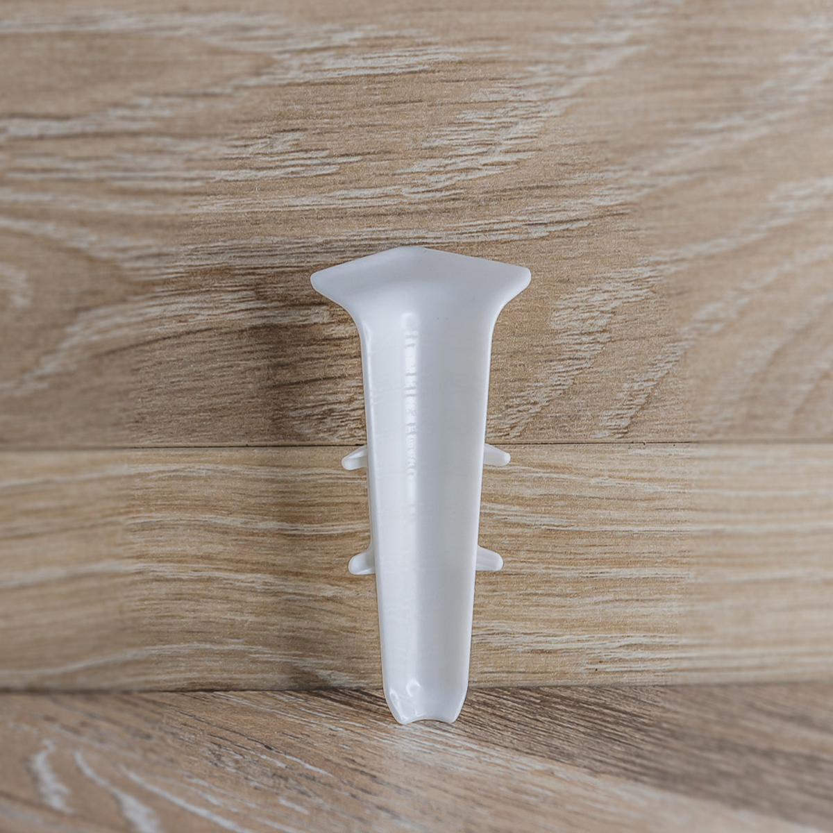 Угол внутренний для плинтуса 85мм "Деконика", 001 Белый