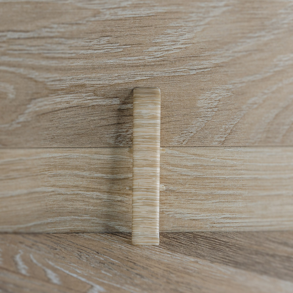 Соединитель для плинтуса 85мм "Деконика", 229 Дуб латте