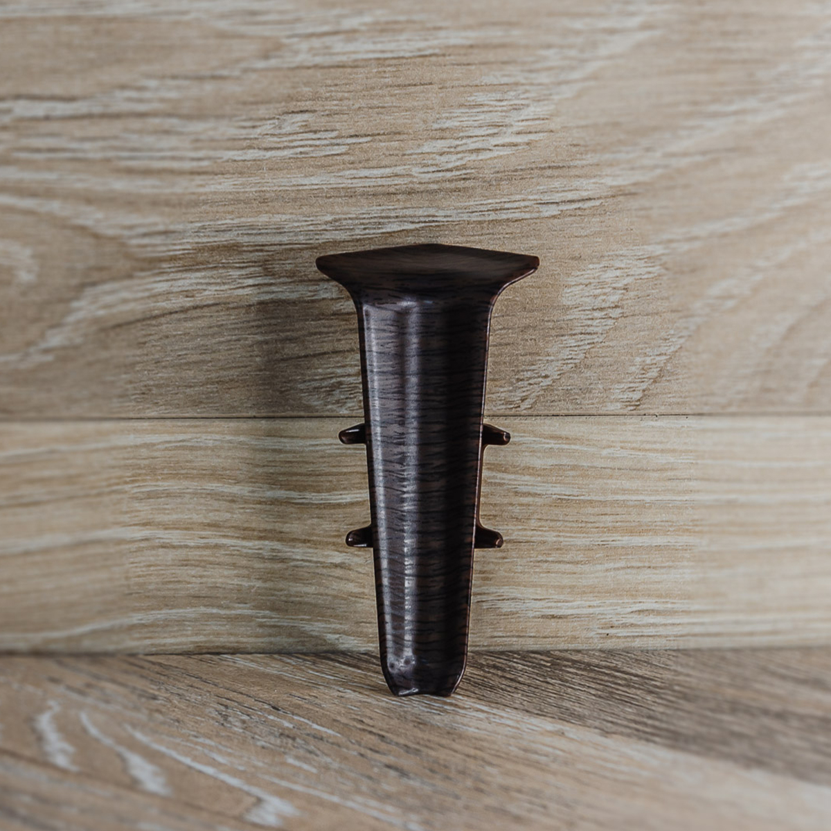 Угол внутренний для плинтуса 85мм "Деконика", 351 Каштан