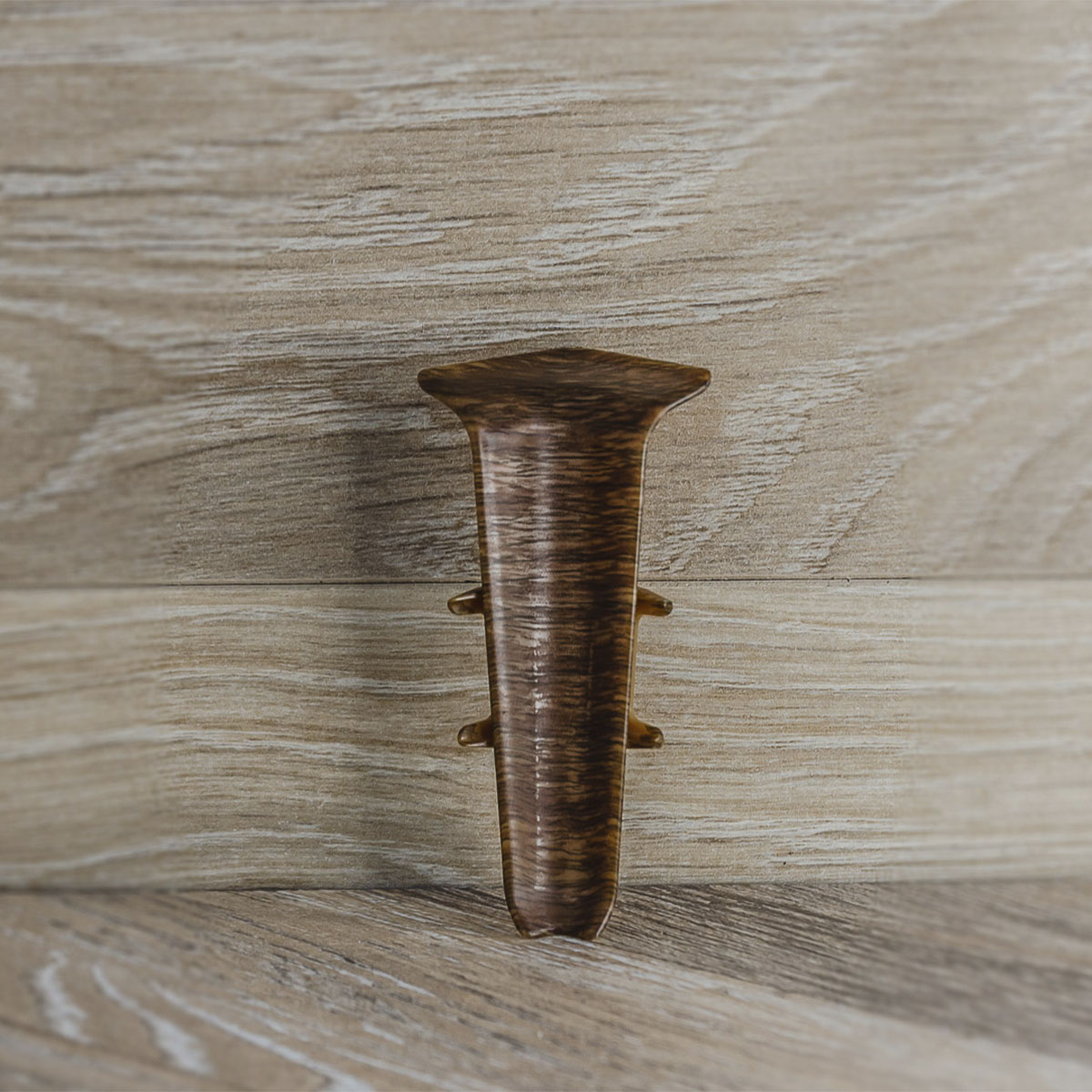 Угол внутренний для плинтуса 70мм "Деконика", 291 Орех