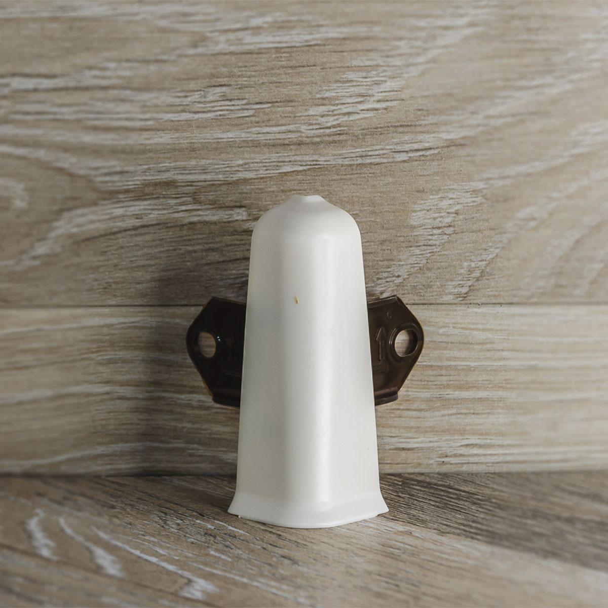 Угол наружный (внешний) с крепежом для плинтуса 70мм "Деконика", 033 Кремово-белый