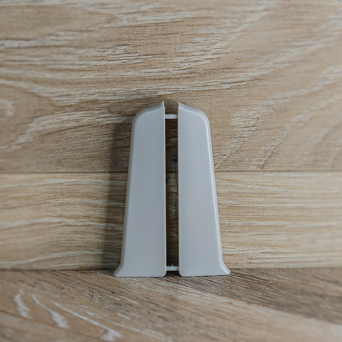 Торцевые (пара) для плинтуса 85мм "Деконика", 002 Светло-серый