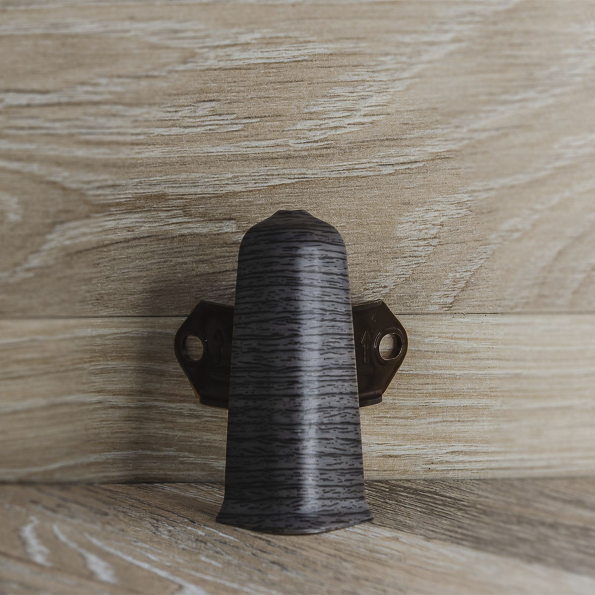 Угол наружный (внешний) с крепежом для плинтуса 70мм "Деконика", 352 Каштан серый