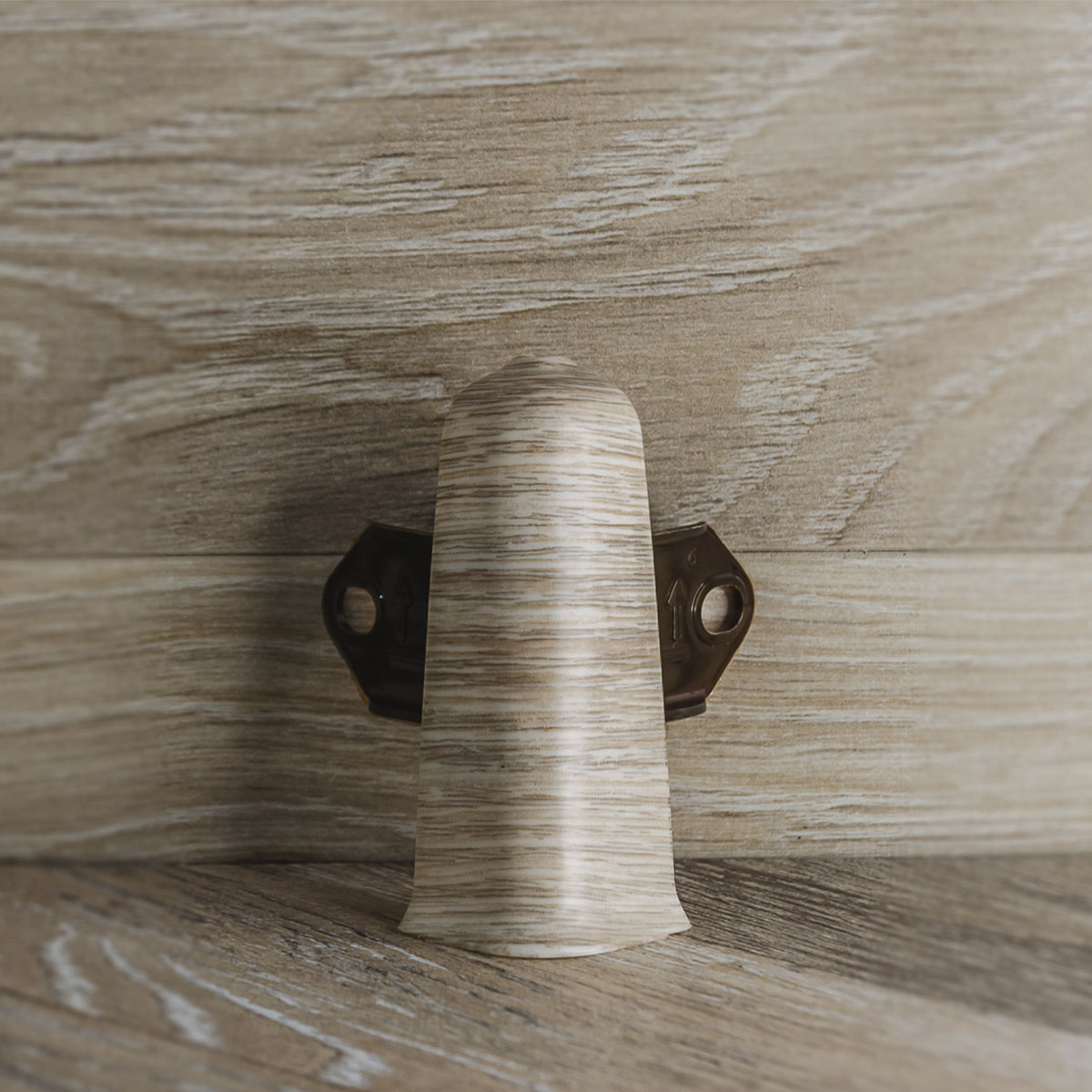 Угол наружный (внешний) с крепежом для плинтуса 70мм "Деконика", 229 Дуб латте