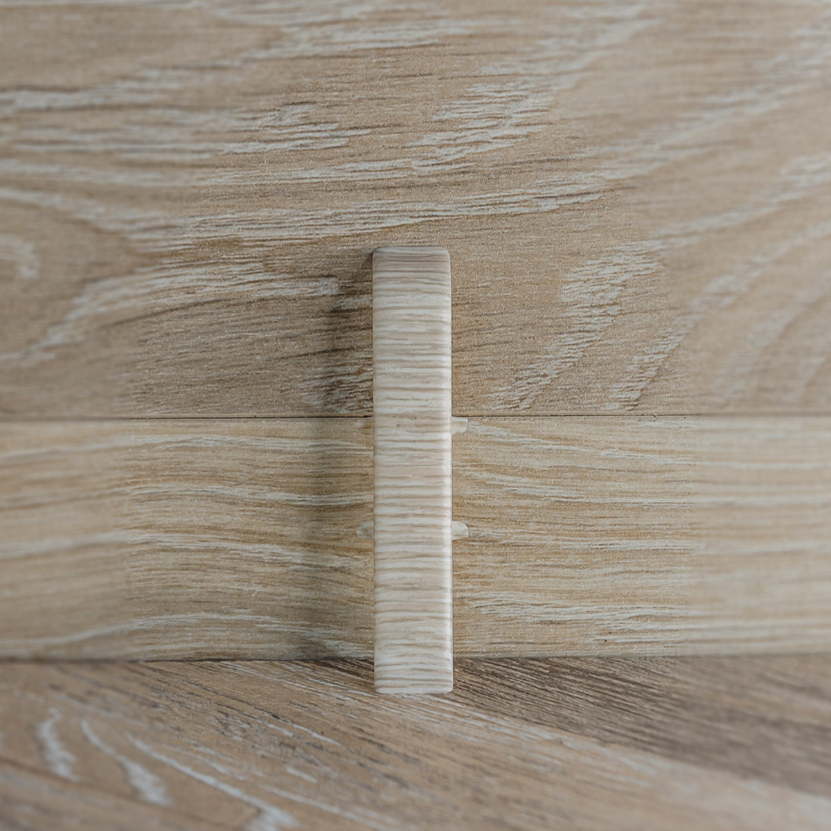 Соединитель для плинтуса 85мм "Деконика", 274 Сосна северная