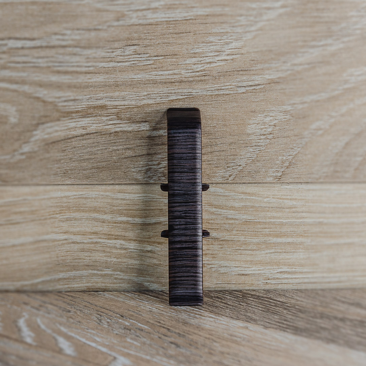 Соединитель для плинтуса 85мм "Деконика", 303 Венге темный