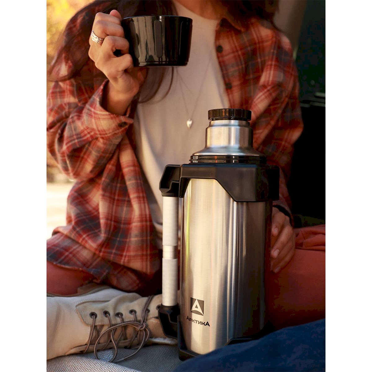 Термос Арктика 110-2200 вакуумный питьевой 2200 мл Тайга красная кружка