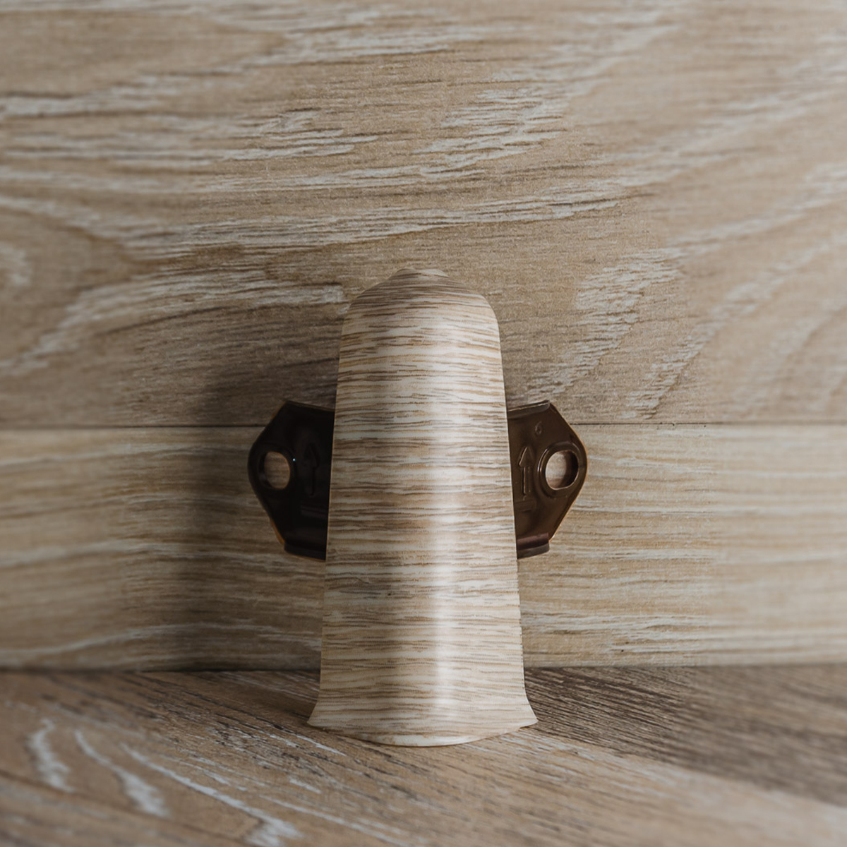 Угол наружный (внешний) с крепежом для плинтуса 85мм "Деконика", 229 Дуб латте