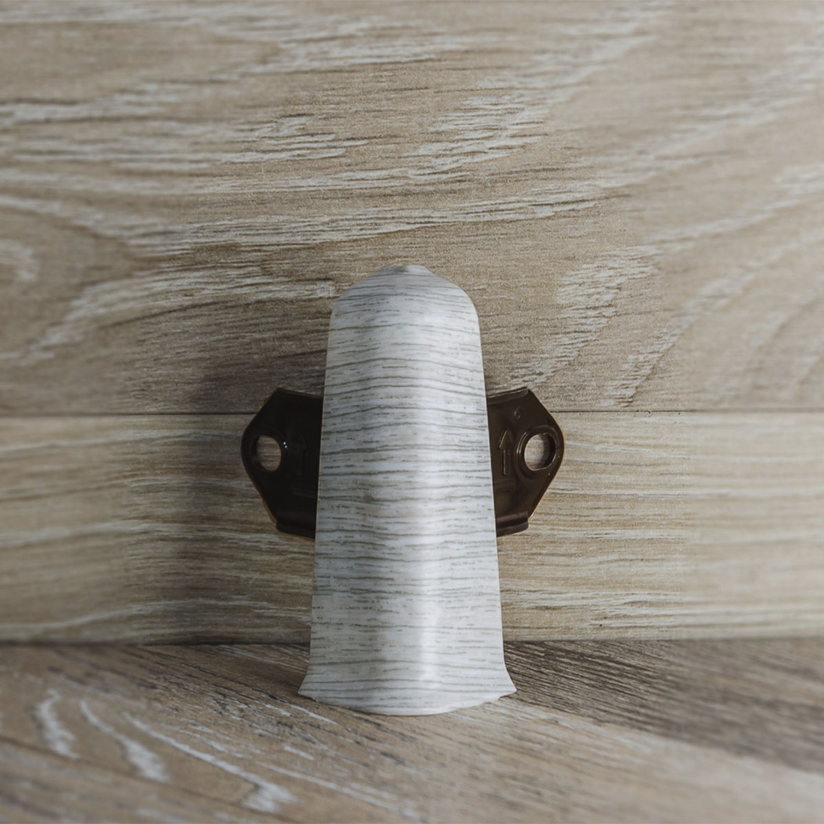 Угол наружный (внешний) с крепежом для плинтуса 70мм "Деконика", 253 Ясень серый