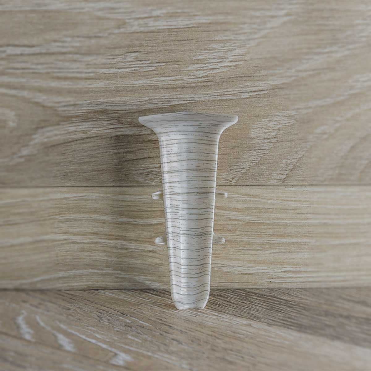 Угол внутренний для плинтуса 70мм "Деконика", 253 Ясень серый