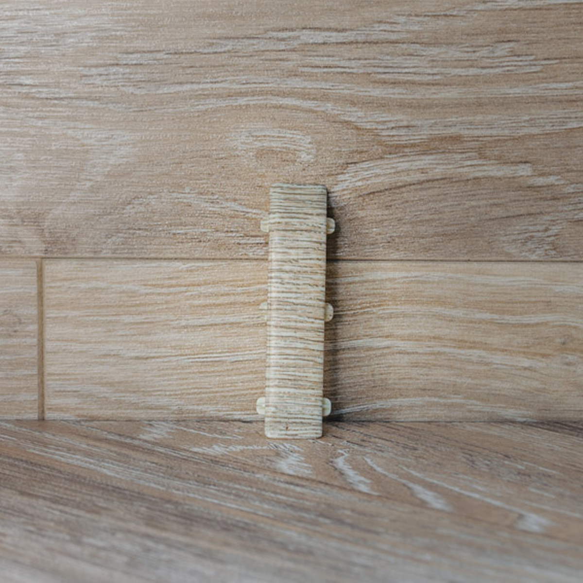 Соединитель для плинтуса 55мм "Идеал Классик", 229 Дуб латте