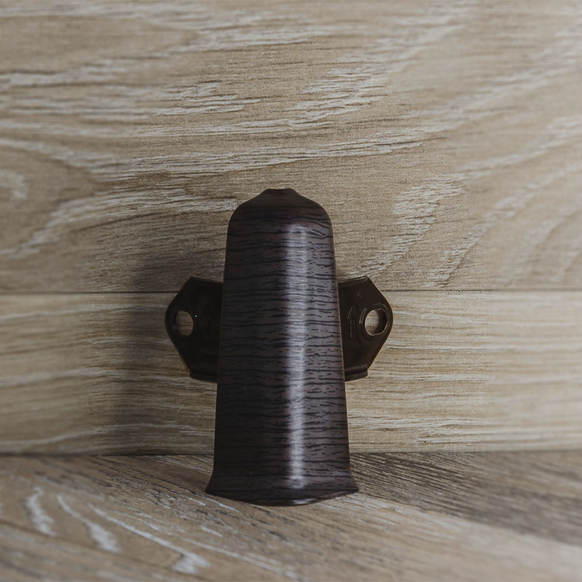 Угол наружный (внешний) с крепежом для плинтуса 70мм "Деконика", 351 Каштан