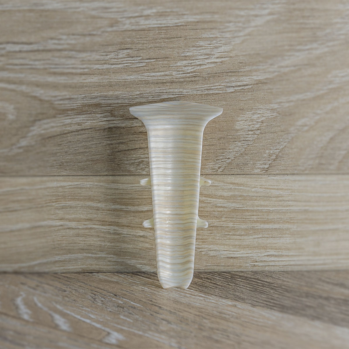 Угол внутренний для плинтуса 70мм "Деконика", 266 Клен светлый