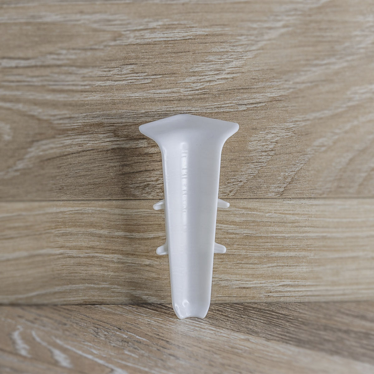 Угол внутренний для плинтуса 70мм "Деконика", 001 Белый