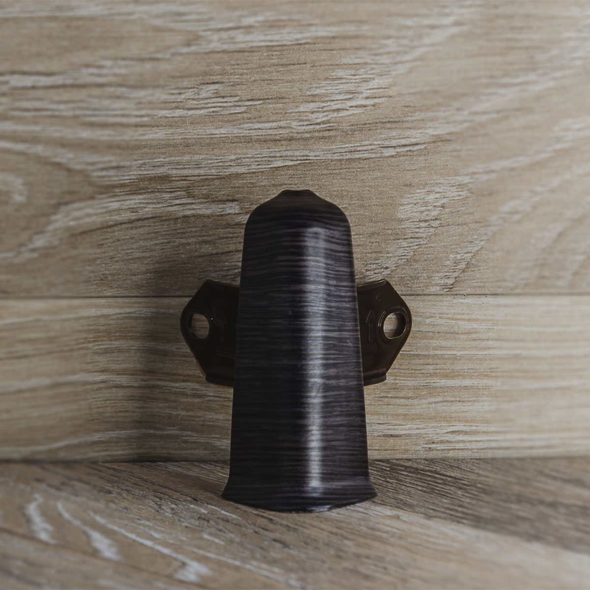 Угол наружный (внешний) с крепежом для плинтуса 70мм "Деконика", 303 Венге темный