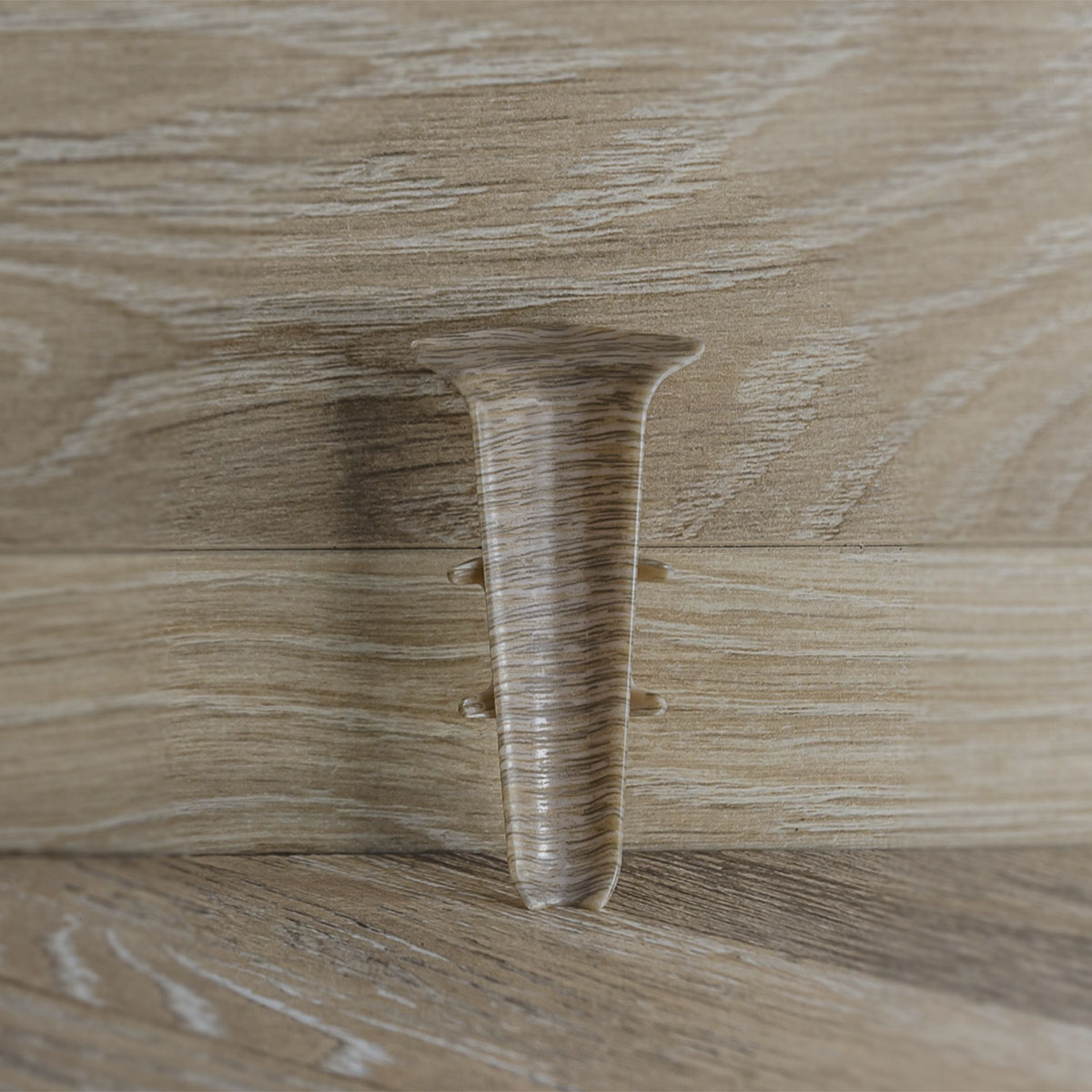 Угол внутренний для плинтуса 70мм "Деконика", 215 Дуб снежный