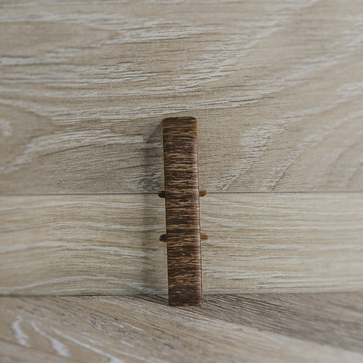 Соединитель для плинтуса 70мм "Деконика", 291 Орех