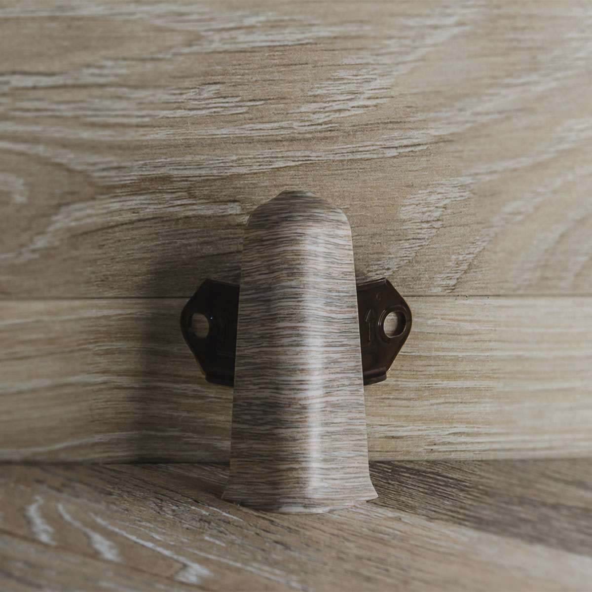 Угол наружный (внешний) с крепежом для плинтуса 70мм "Деконика", 215 Дуб снежный