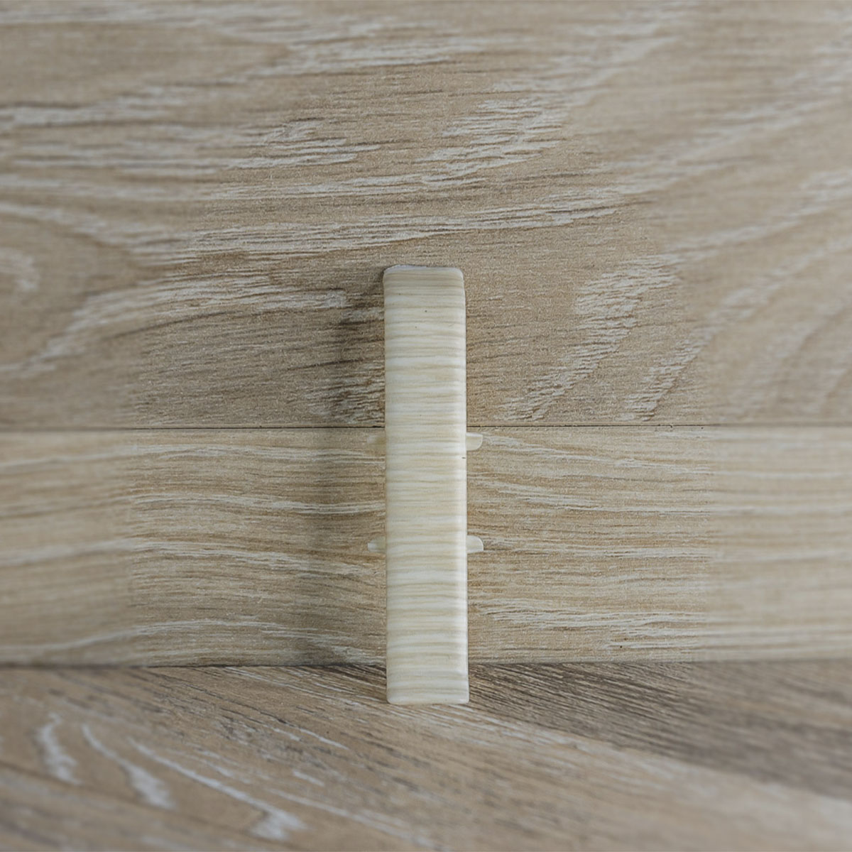 Соединитель для плинтуса 70мм "Деконика", 266 Клен светлый