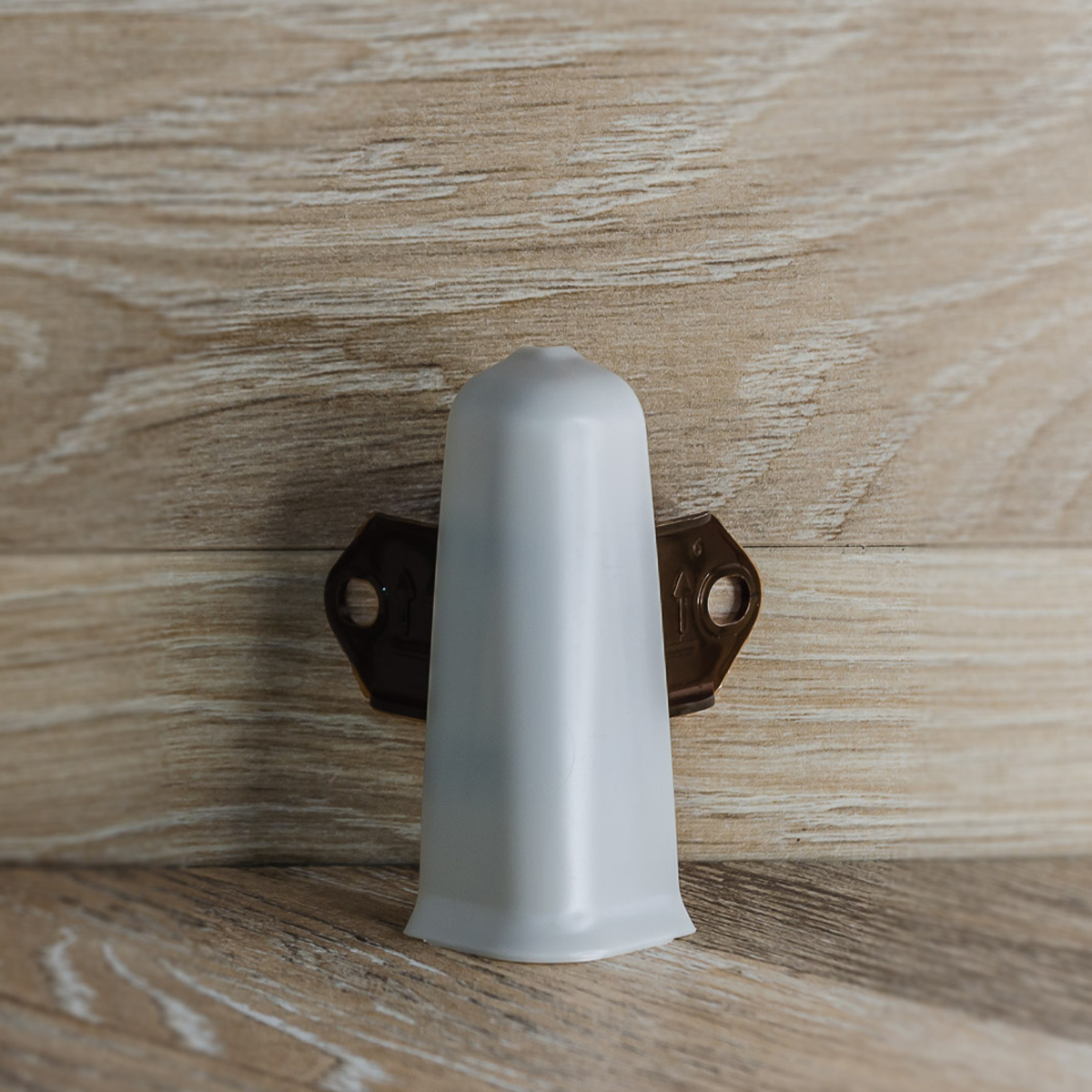 Угол наружный (внешний) с крепежом для плинтуса 85мм "Деконика", 002 Светло-серый