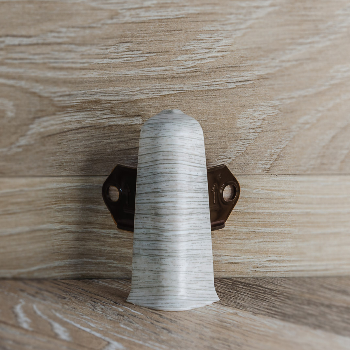 Угол наружный (внешний) с крепежом для плинтуса 85мм "Деконика", 253 Ясень серый