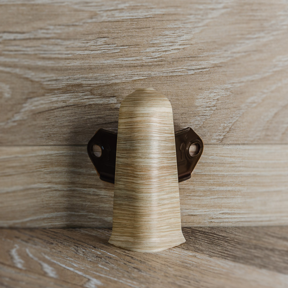 Угол наружный (внешний) с крепежом для плинтуса 85мм "Деконика", 213 Дуб северный