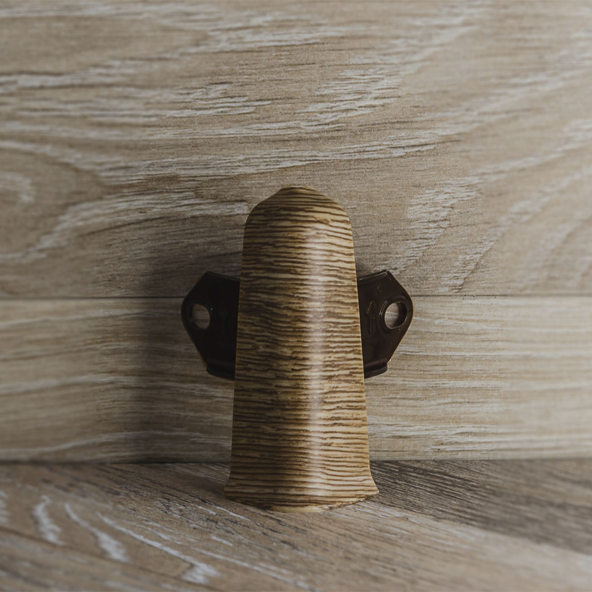 Угол наружный (внешний) с крепежом для плинтуса 70мм "Деконика", 211 Дуб рустик