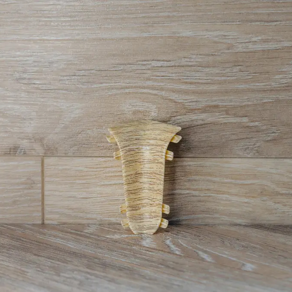 Угол внутренний для плинтуса 55мм "Идеал Классик", 213 Дуб северный