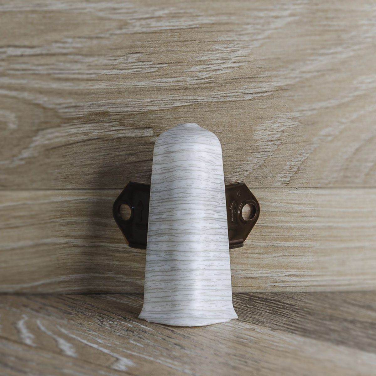 Угол наружный (внешний) с крепежом для плинтуса 70мм "Деконика", 265 Клен патина