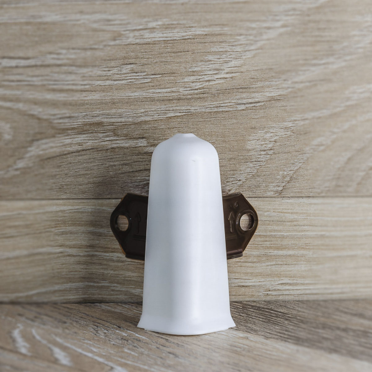 Угол наружный (внешний) с крепежом для плинтуса 70мм "Деконика", 001-G Белый глянцевый