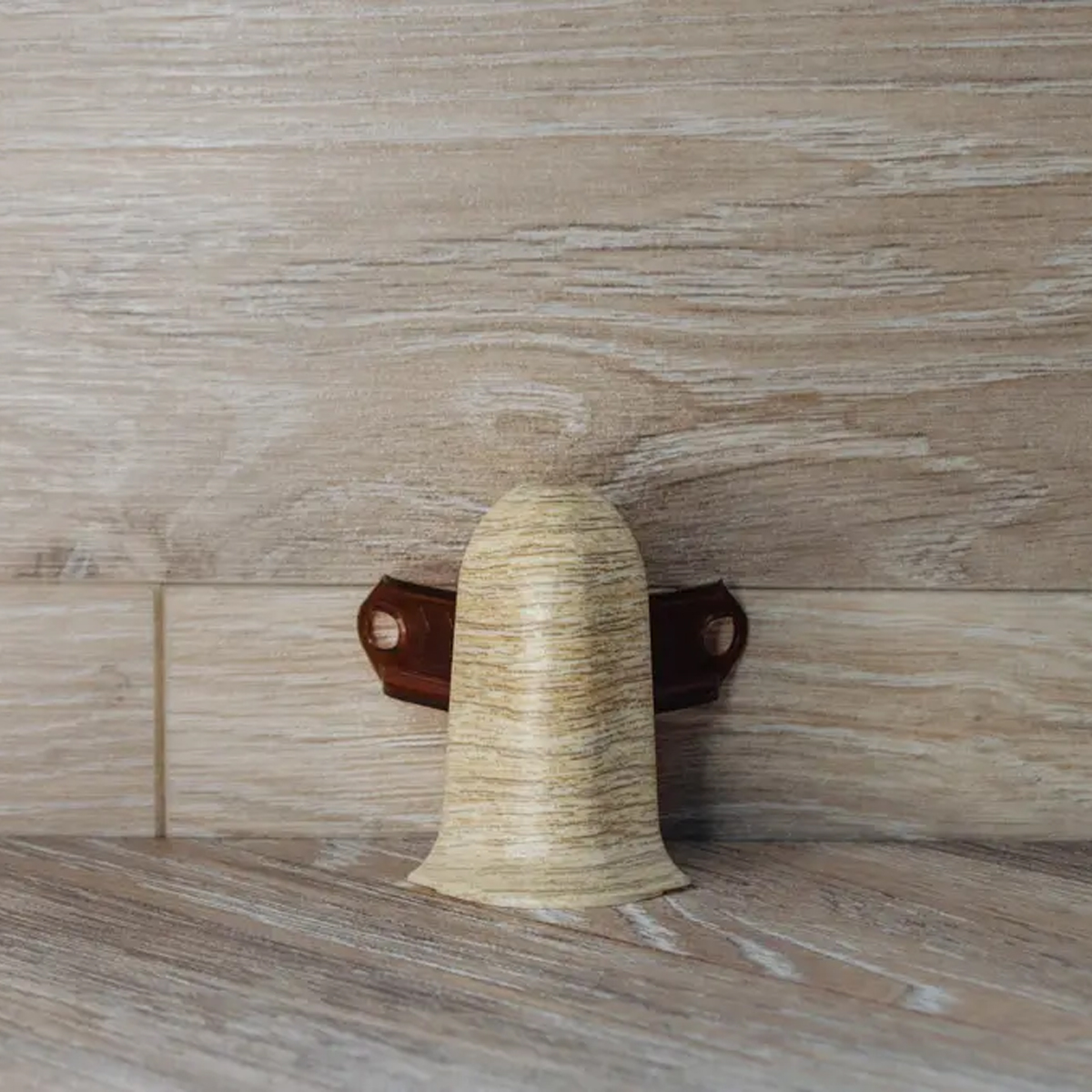 Угол наружный (внешний) с крепежом для плинтуса 55мм "Идеал Классик", 213 Дуб северный