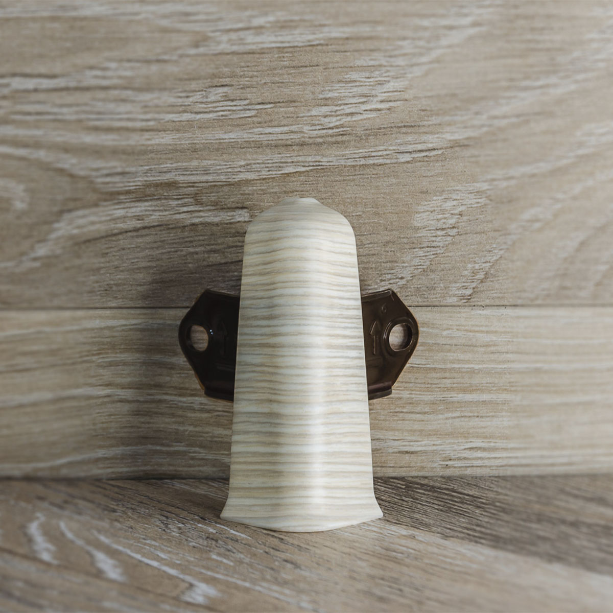 Угол наружный (внешний) с крепежом для плинтуса 70мм "Деконика", 266 Клен светлый