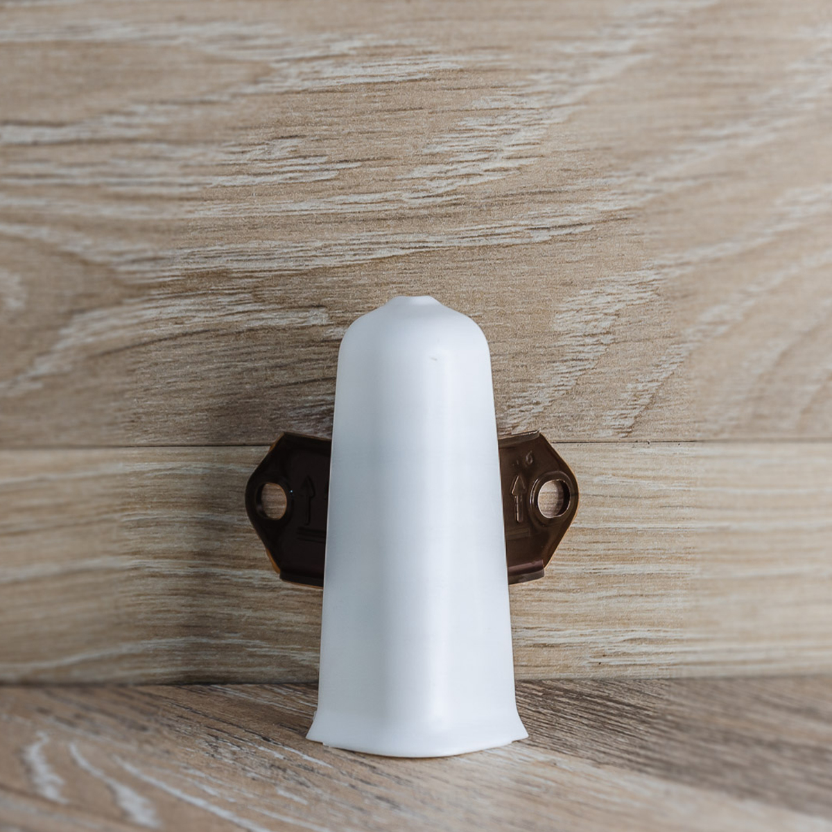 Угол наружный (внешний) с крепежом для плинтуса 85мм "Деконика", 001-G Белый глянцевый