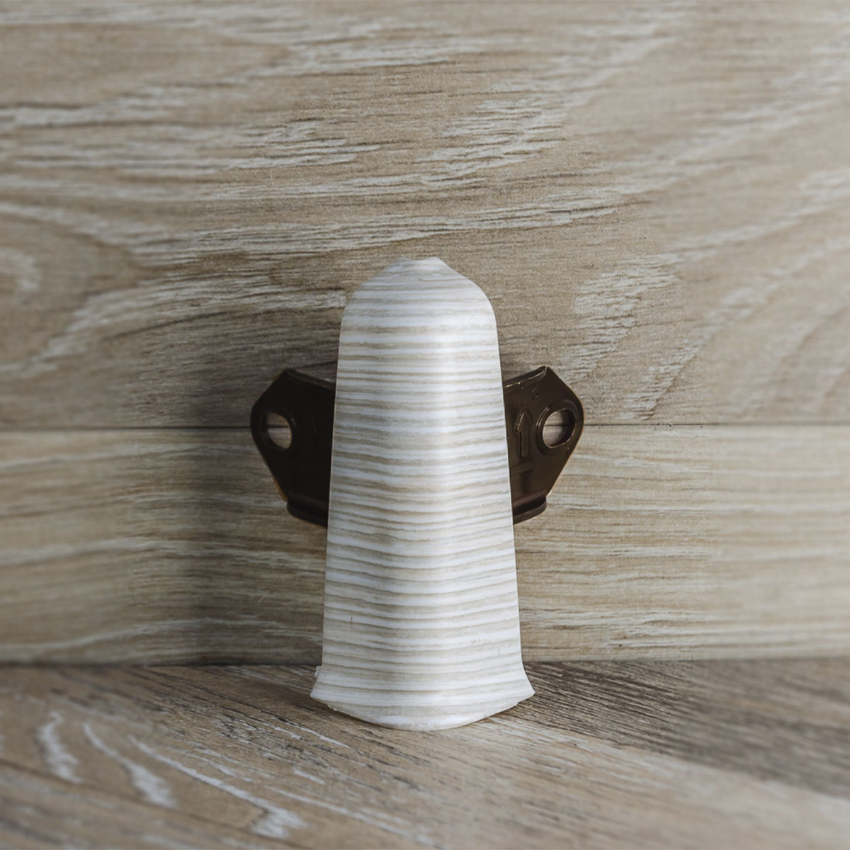 Угол наружный (внешний) с крепежом для плинтуса 70мм "Деконика", 255 Ясень бьянко