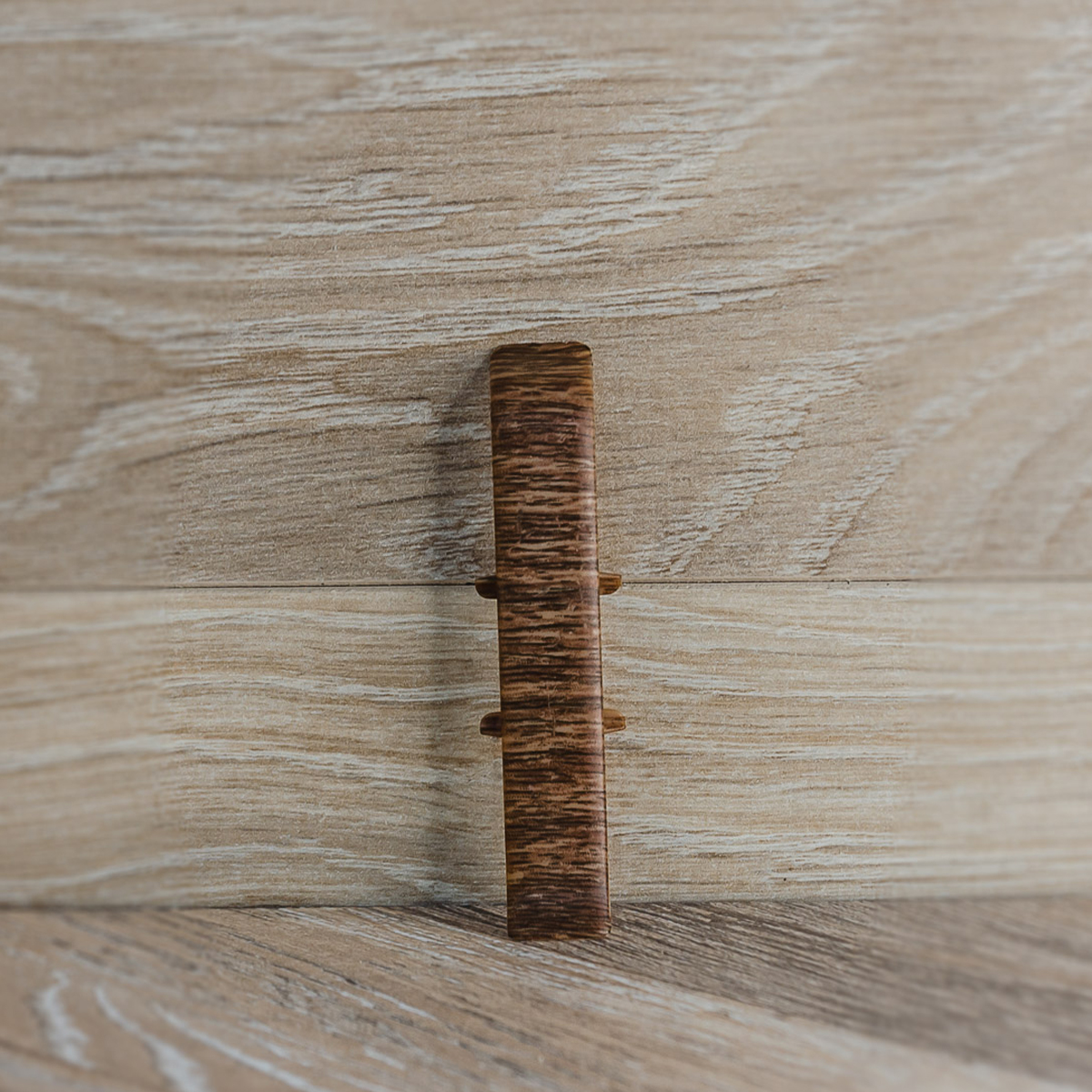 Соединитель для плинтуса 85мм "Деконика", 291 Орех