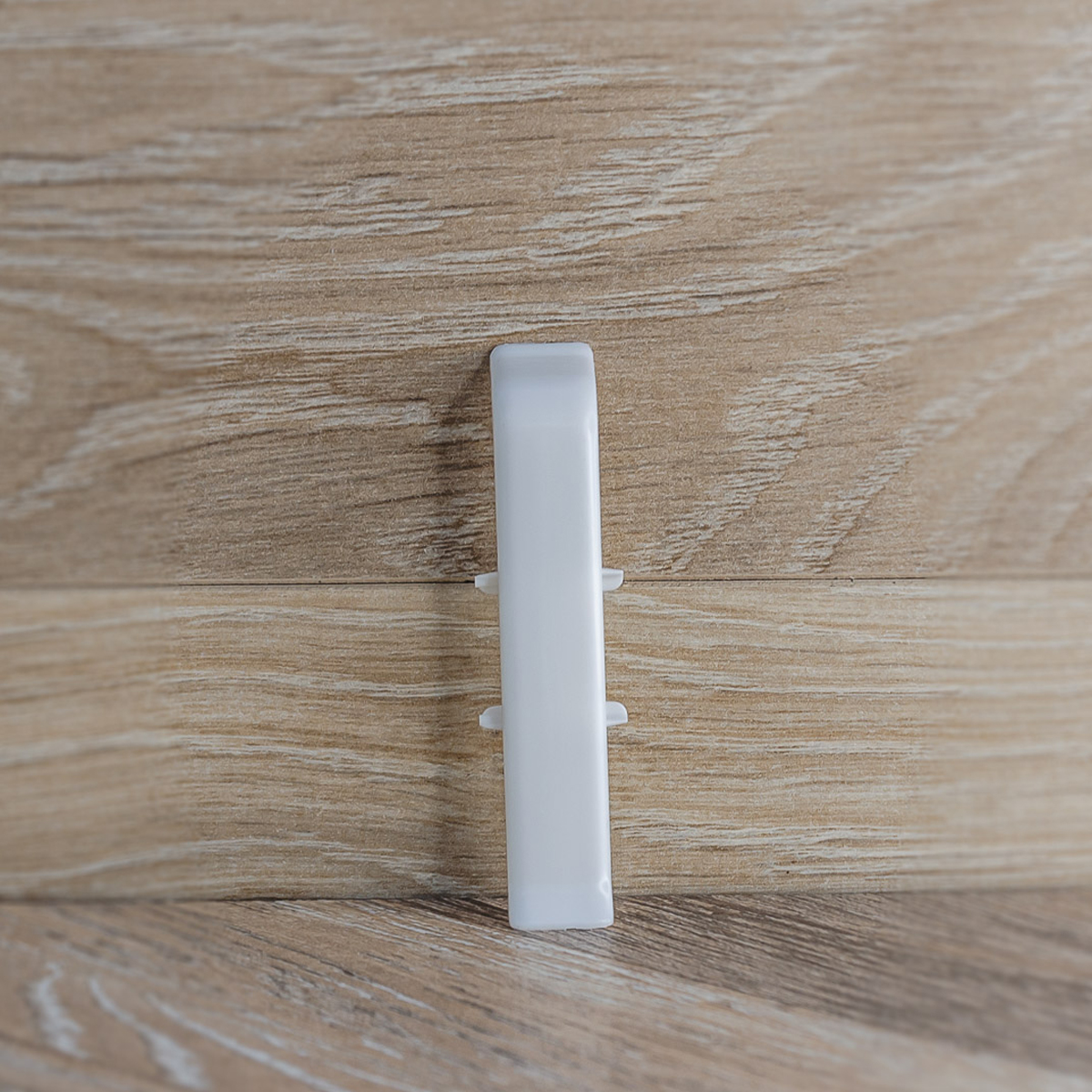 Соединитель для плинтуса 85мм "Деконика", 001-G Белый глянцевый