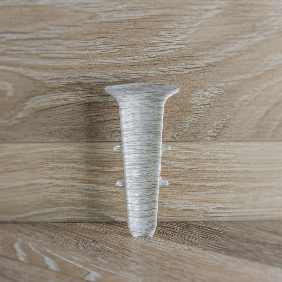 Угол внутренний для плинтуса 85мм "Деконика", 265 Клен патина