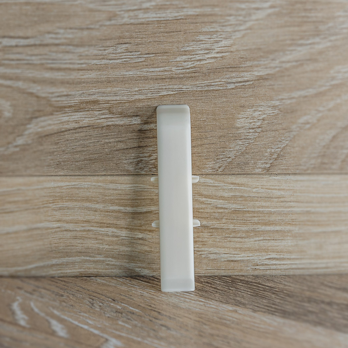 Соединитель для плинтуса 85мм "Деконика", 033 Кремово-белый