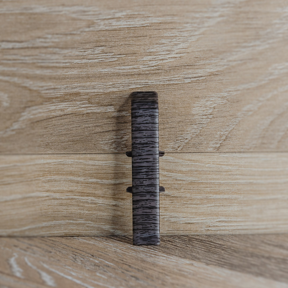 Соединитель для плинтуса 85мм "Деконика", 352 Каштан серый