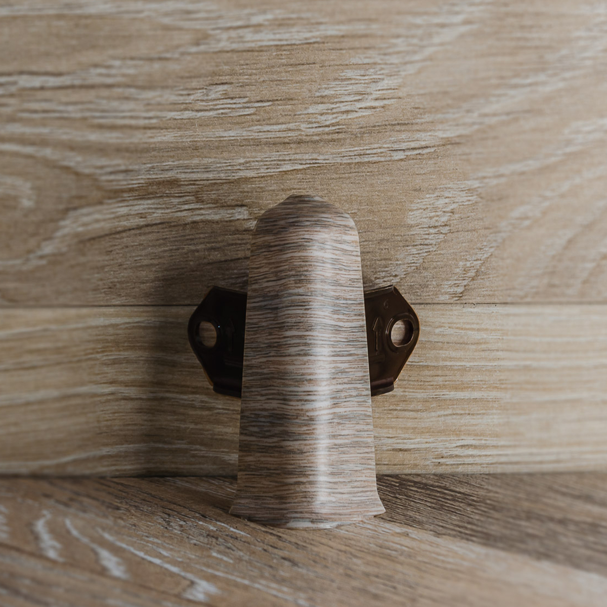 Угол наружный (внешний) с крепежом для плинтуса 85мм "Деконика", 215 Дуб снежный