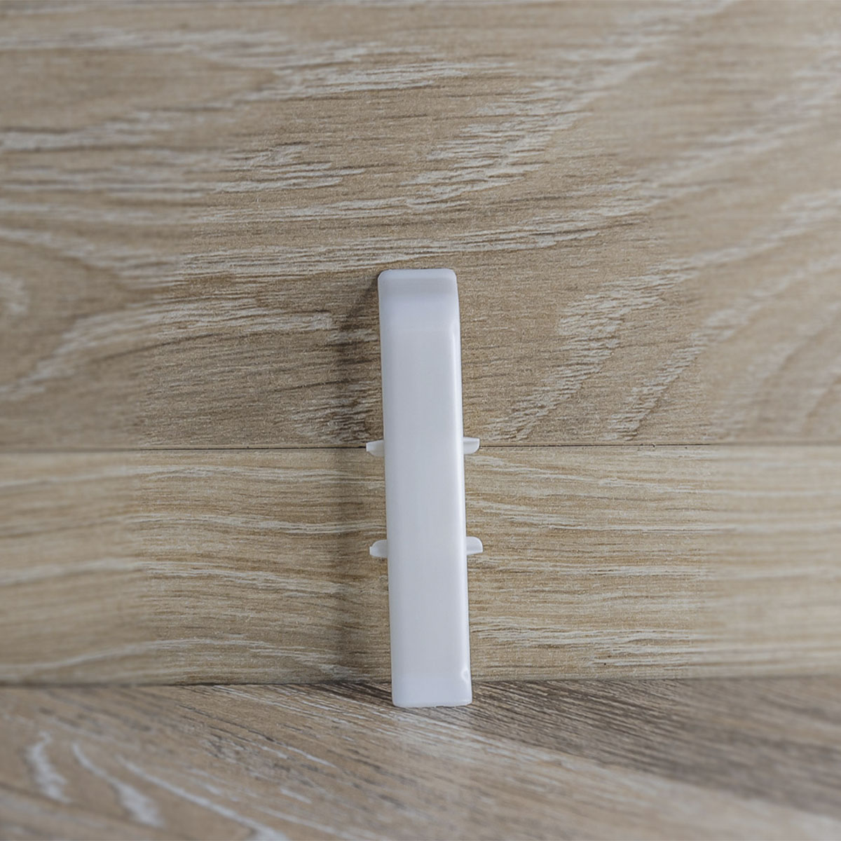 Соединитель для плинтуса 70мм "Деконика", 001-G Белый глянцевый