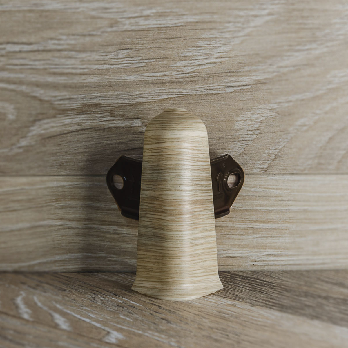 Угол наружный (внешний) с крепежом для плинтуса 70мм "Деконика", 213 Дуб северный