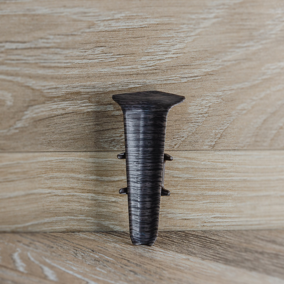 Угол внутренний для плинтуса 85мм "Деконика", 352 Каштан серый