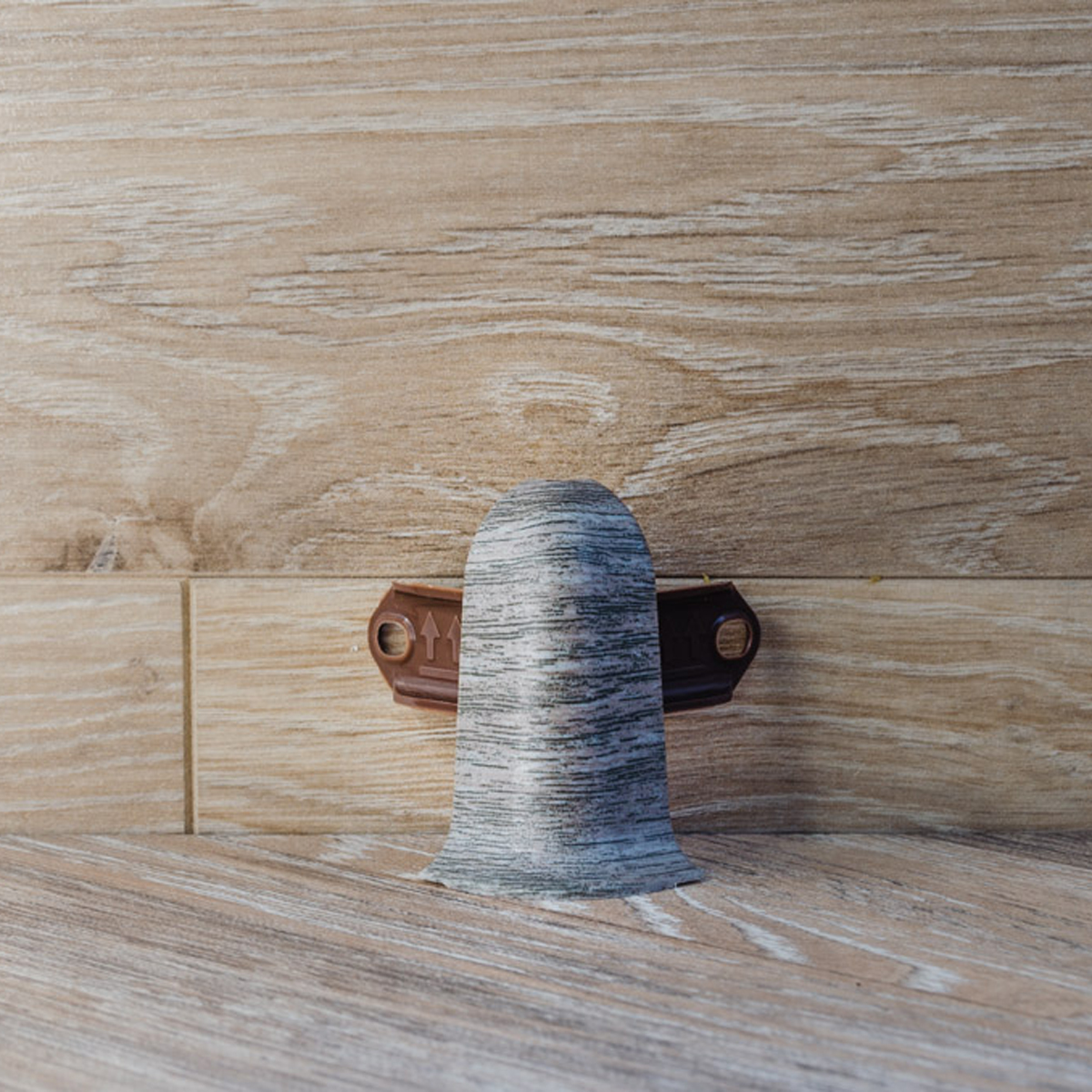 Угол наружный (внешний) с крепежом для плинтуса 55мм "Идеал Классик", 210 Дуб пепельный