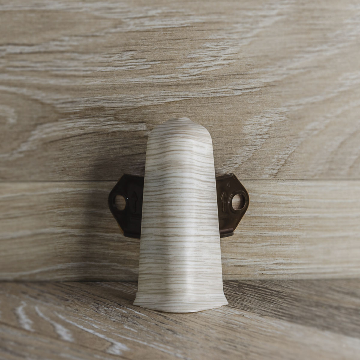 Угол наружный (внешний) с крепежом для плинтуса 70мм "Деконика", 274 Сосна северная