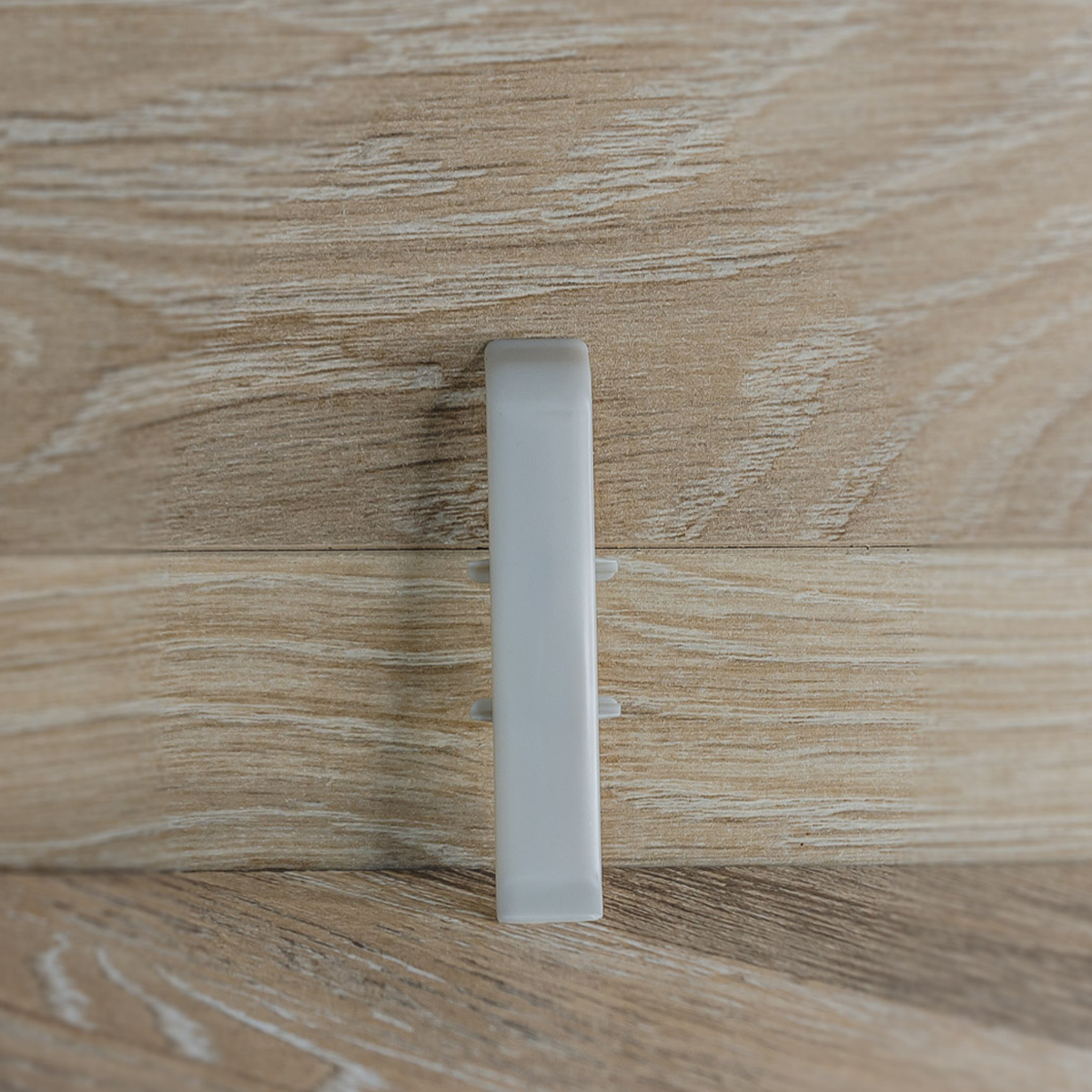 Соединитель для плинтуса 85мм "Деконика", 002 Светло-серый