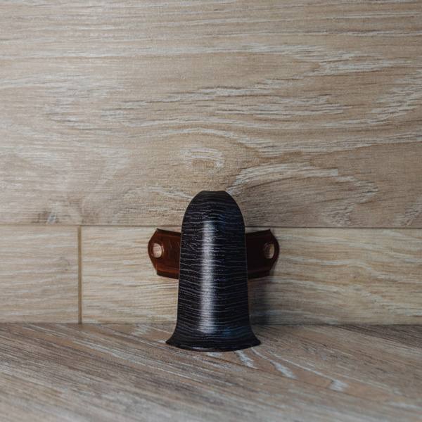 Угол наружный (внешний) с крепежом для плинтуса 85мм "Деконика", 303 Венге темный