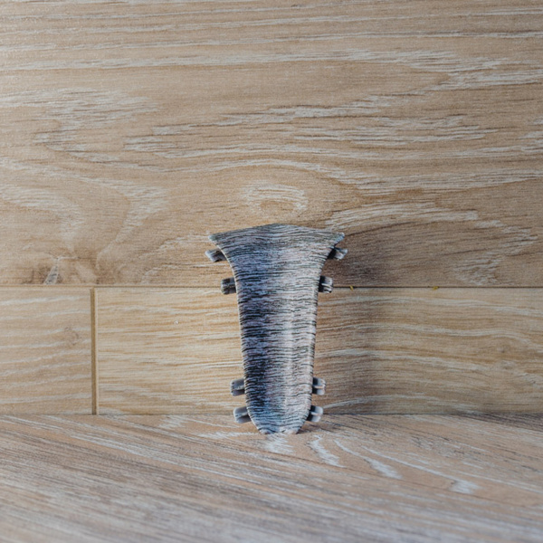 Угол внутренний для плинтуса 55мм "Идеал Классик", 210 Дуб пепельный